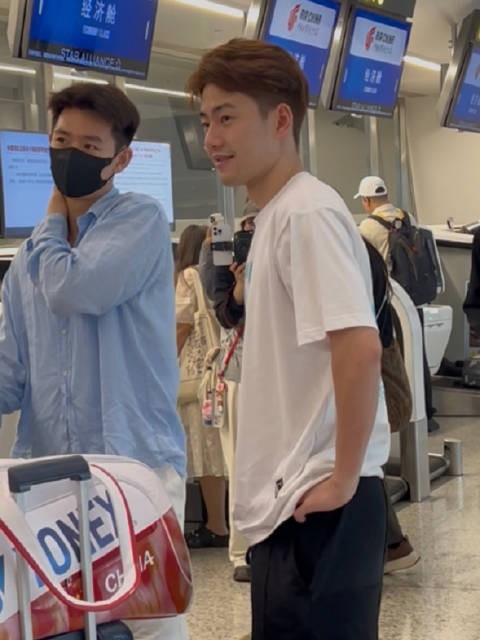 这个昶昶每次到成都就帅得不行,挠头也可爱疯了