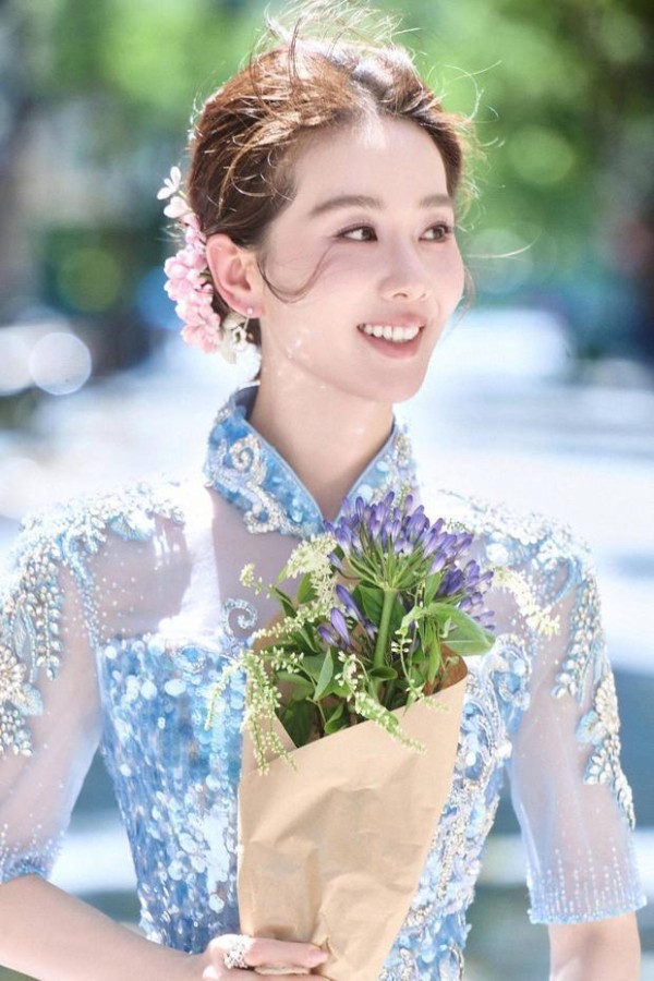 刘诗诗穿蓝色旗袍柔情似水!捧花甜笑气质优雅明媚
