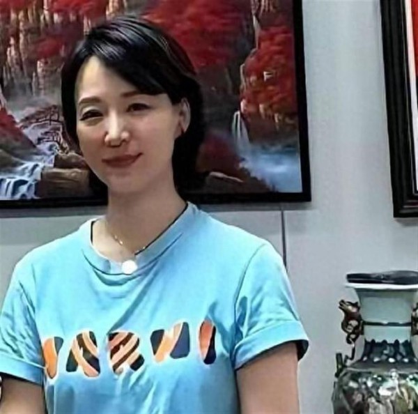 53岁董卿上海隐居!褪去光环素颜逛菜场,通透人生赢在转身