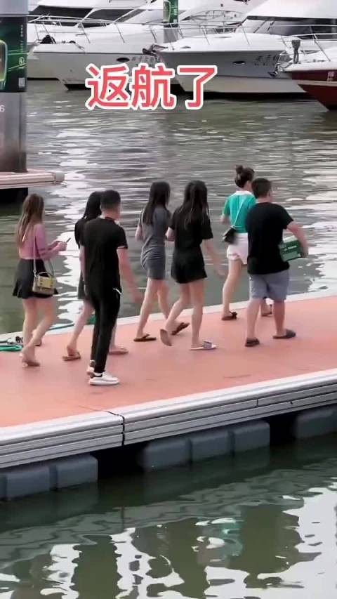玩的有点累呀,中间两个