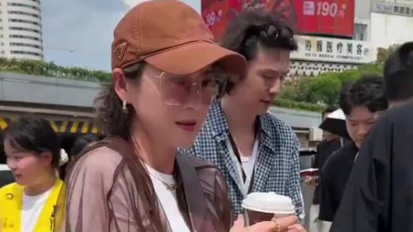 章子怡长沙现身零食王国,疑为女儿购物