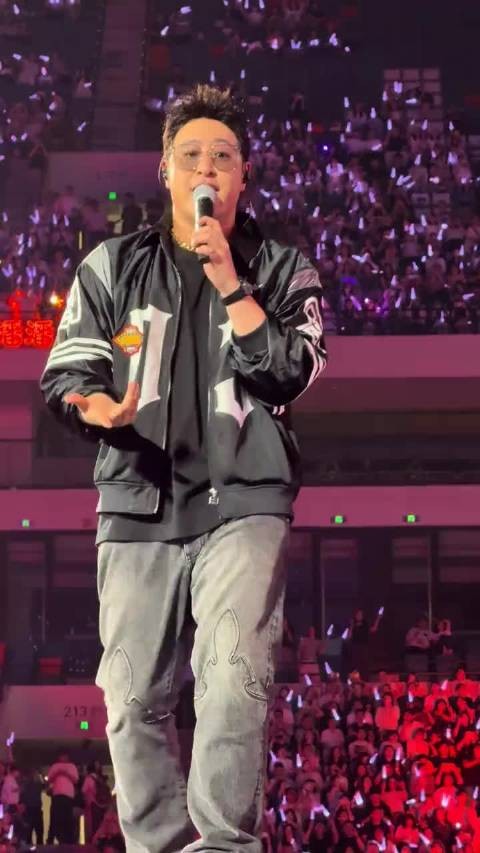 潘玮柏带病连唱四首rap，面瘫仍坚持演出