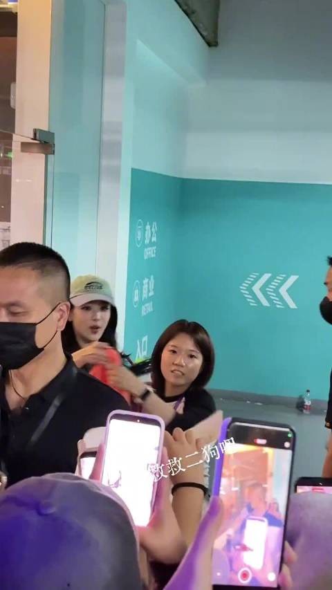 杨紫下班赠粉丝亲签未公开小卡