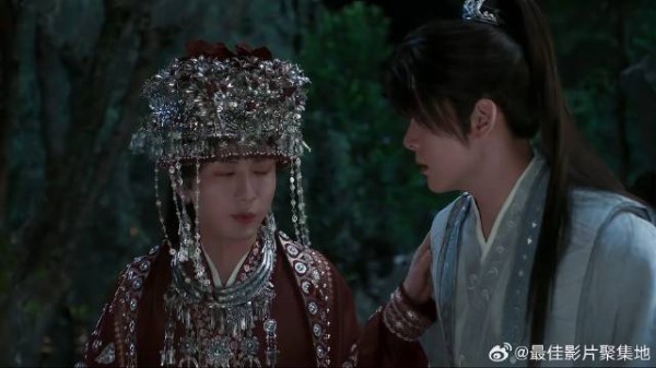 李莲花穿上嫁衣照镜石 不料遇到骷髅头,意外发生了