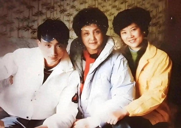 她是京剧演员，是童祥苓的前儿媳，离婚后现状如何？