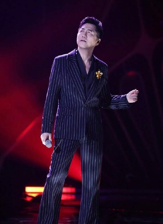 一轮游后，庾澄庆疑点赞吐槽歌手言论，假手滑还是真点赞？