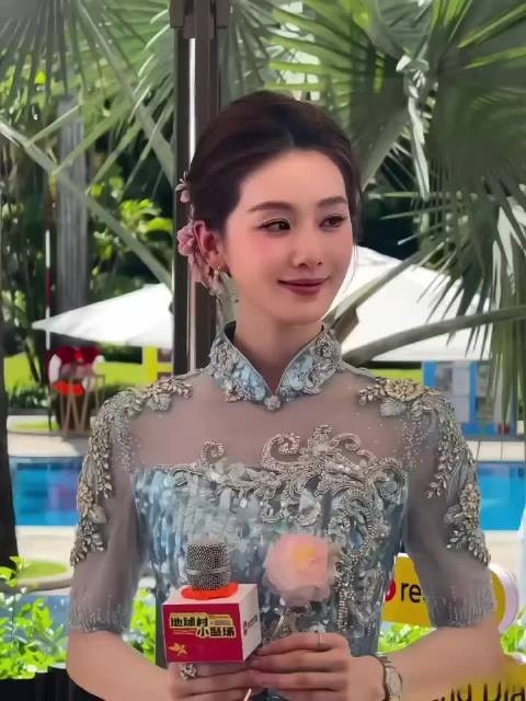 热红温依然优雅动人的诗诗,这气质真是很绝, 落落大方 ~巧笑倩兮~美目盼兮