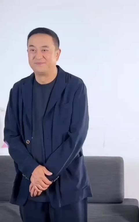 张嘉益回应工作室饭撒要求，幽默反问引热议