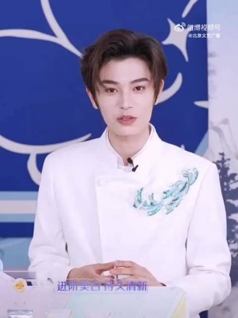 丁禹兮新中式造型亮相直播，清唱《只对你有感觉》