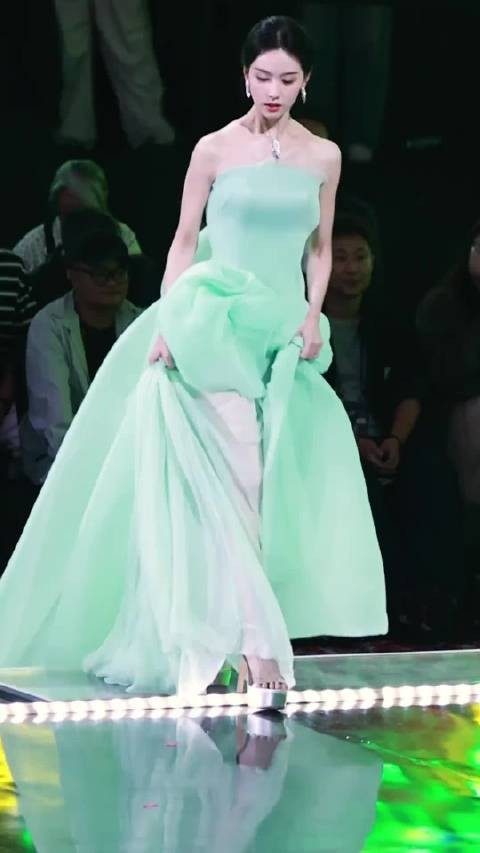 天呐 多少年没出这么个气质的女明星了 陈都灵好像童话里的公主