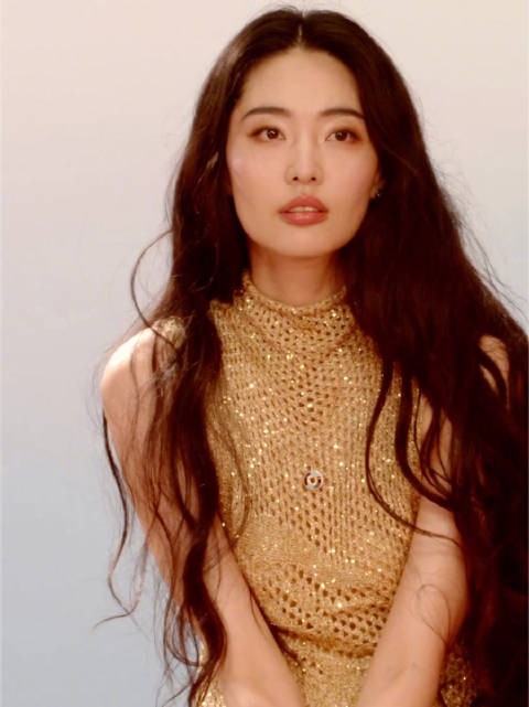 海风拂陈碧舸的发丝，她在等待一个远方的声音， 「嘉人携手抖音共同出品」
