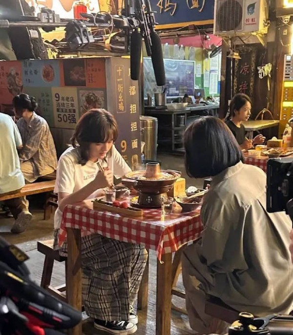 搜狐娱乐讯 近日,有网友在成都某火锅店用餐时,偶遇周迅与文淇正在拍摄新片。画面中两人自然对坐,氛围融洽。