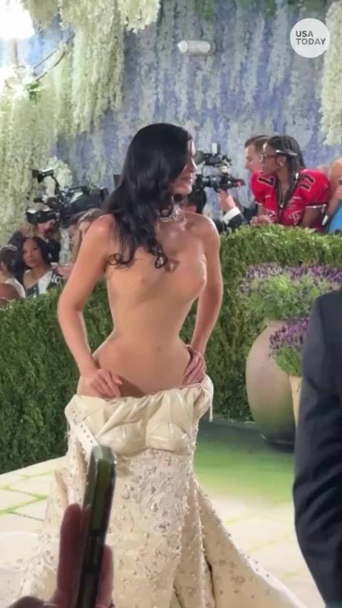 MetGala红毯模特身上这件秀品也太逼真了吧,乍一看还以为没穿衣服