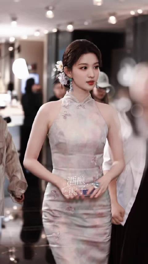 你懂什么是摇曳生姿，这个王楚然简直美得不像话