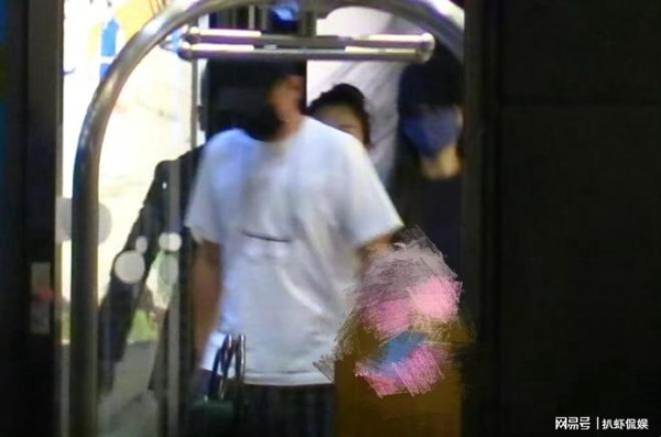 文章疑似新恋情曝光，与美女约会同回住处，隔天开车送美女乘高铁