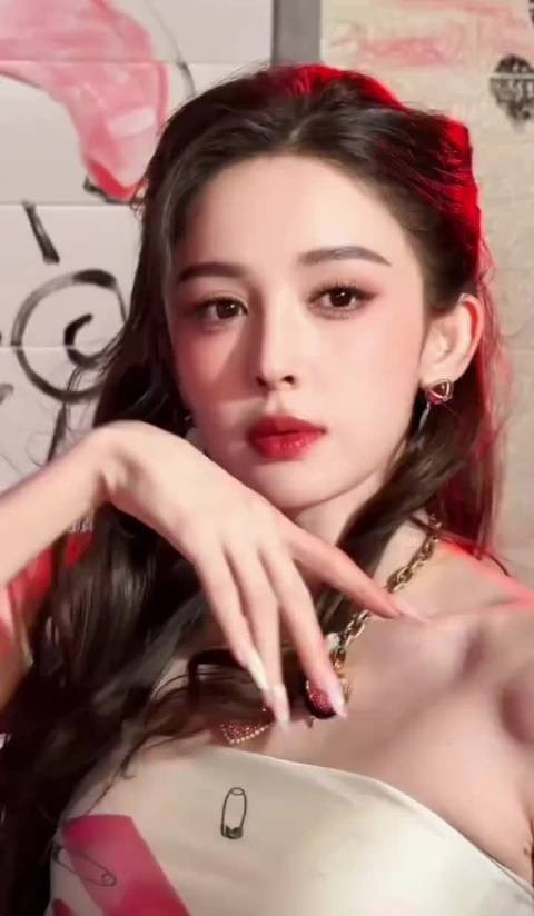 娜扎的穿搭总能给你惊喜,美丽的女人就是权威!