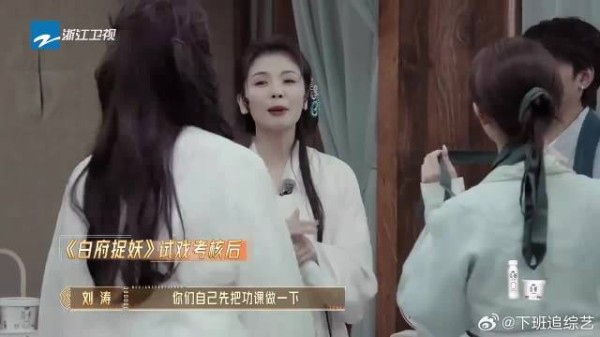 刘涛熬夜为剧本做批注,谁料年轻女演员不当回事,瞬间怒了:扣分!