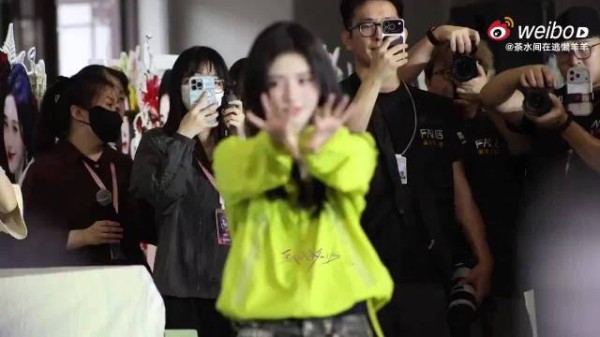 鞠婧祎新剧开机被工作人员搂走,挥手告别粉丝