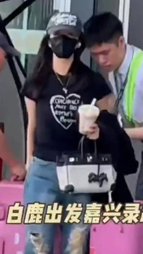 白鹿录制跑男摘耳机听粉丝合唱小小的