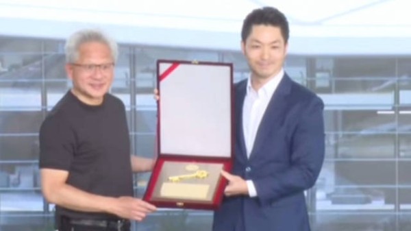 英伟达台湾员工大会举行,蒋万安赠黄仁勋台北市钥匙