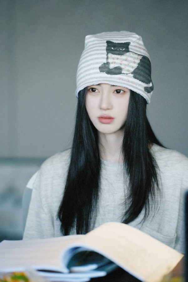 鞠婧祎气质清冷。