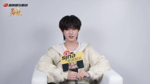 张子墨音乐节表演40分钟,盼粉丝忘炎热享舞台