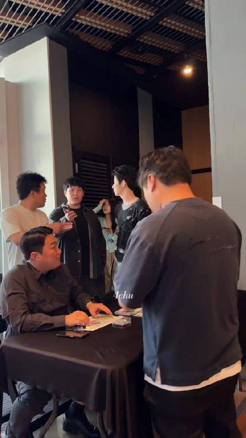 章昊mcd录制路人偶遇 又高又瘦 若隐若现的胸肌 帅成啥样了