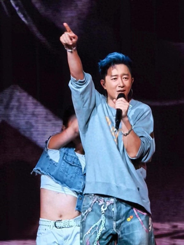 卢靖姗和婆婆现身韩庚演唱会，3岁女儿也在，模样漂亮像迷你韩庚