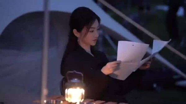 这个装扮的景甜很像刚出道那会,好美的笑容明媚,美好