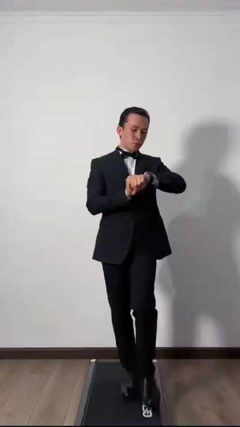 网友复刻Hollywood男星的步态，神韵拿捏得恰到好处