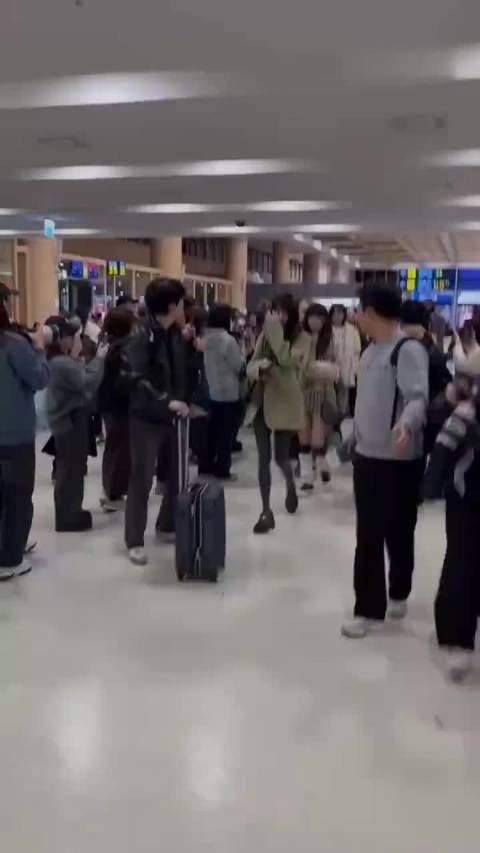 “看张元英这样走路好累,她是个合格的爱豆为了出片随便暂停都是好看的姿势”