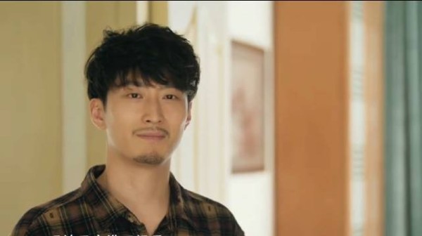 看秦娥唱戏哄孩子的画面,回到家中的刘红兵面上满是幸福的味道
