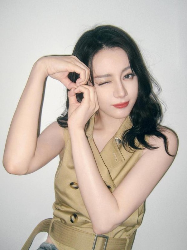 迪丽热巴wink甜笑,对着镜头比出“8”的手势。