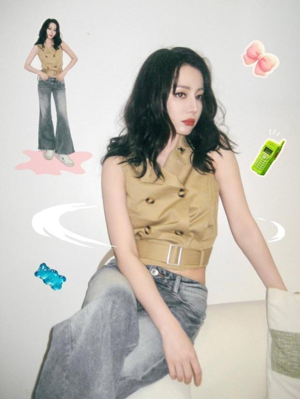 热巴打扮得时髦靓丽,漂亮极了。