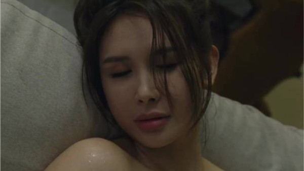 女孩遭毒贩强行灌毒,闺蜜受害更严重