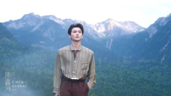陈鑫海墨镜衬衫亮相VOGUE红毯,痞帅造型引瞩目