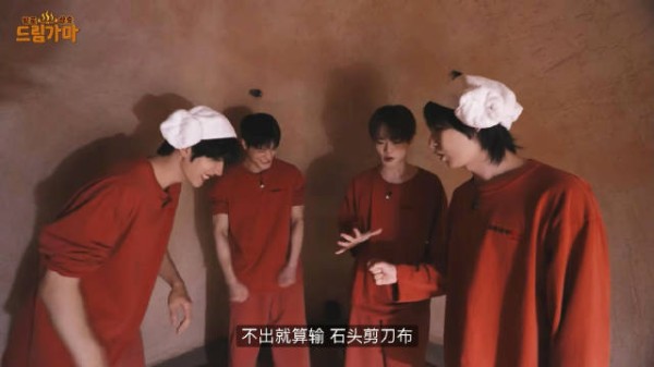 最討厭熱的小咪結果猜拳一直輸最後才出去ㅋㅋㅋ 咪be like :放我出去!