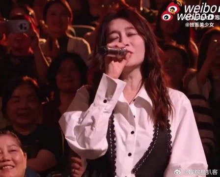 李小冉直播献唱征服惊艳全场