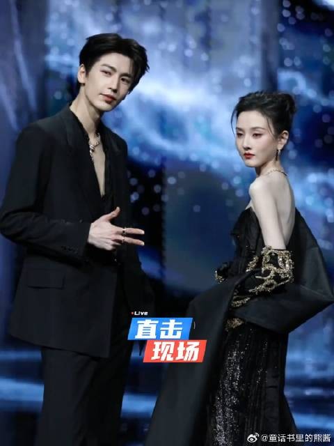 张凌赫宋祖儿牵手走红毯,双A组合气场超绝,一个比一个瘦惹粉丝心疼