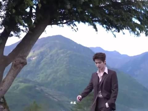 何与自带松弛雅痞绅士感,随性又精致,氛围感直接狠狠拿捏住了