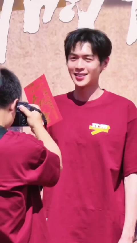 张若昀钟楚曦新片开机,演绎快递员时间循环故事