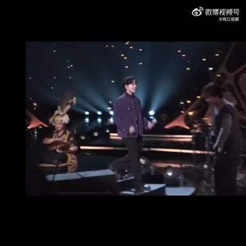 尤长靖歌手pk结石姐,唱完后下台和结石姐拥抱,这追星运我实在是羡慕了!