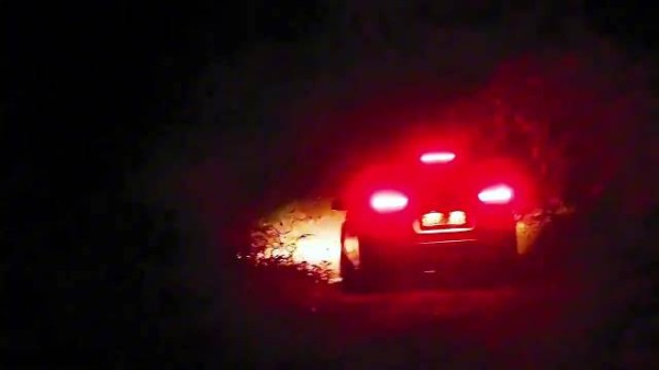 情侣逃生遇鬼魂警察,半路车辆被水围困
