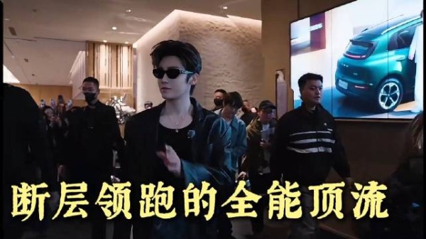 和颂力推侯明昊古风形象，全方位扶持周也时尚发展