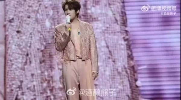 张远生日会献唱《一页诗》，全场温情相伴