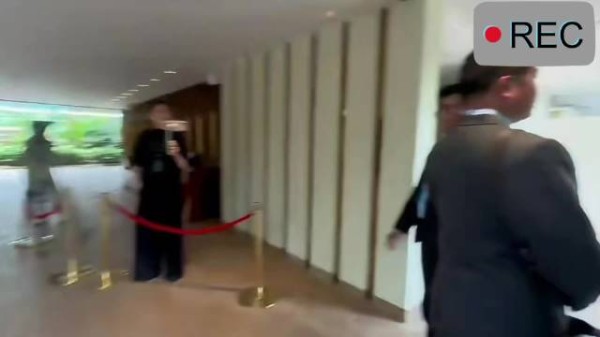 菲防长绕后厨躲避中方记者追问
