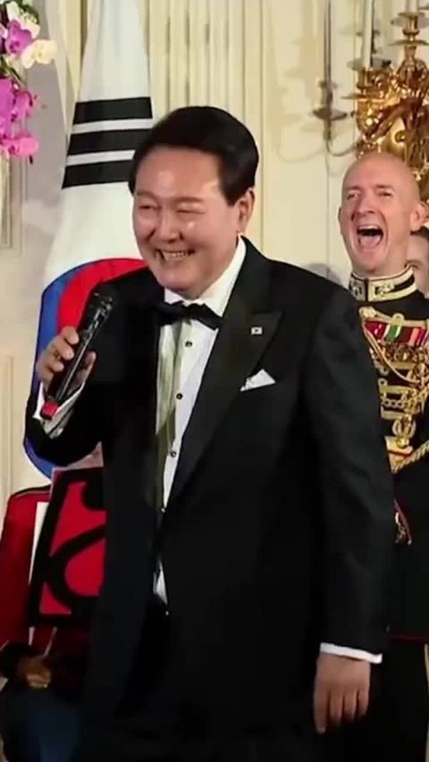 尹锡悦为拜登献唱,如今物是人非!