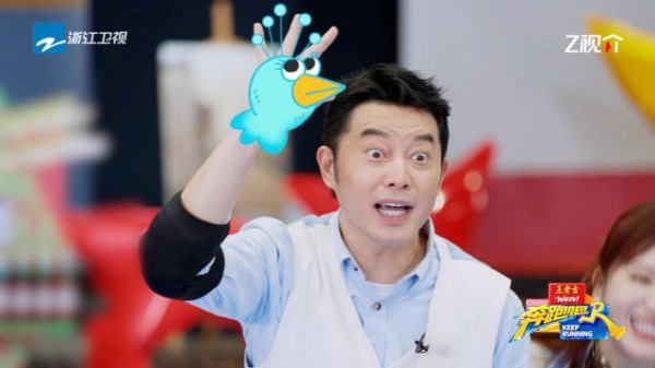 沙溢再现经典孔雀造型,趾压板挑战信手拈来