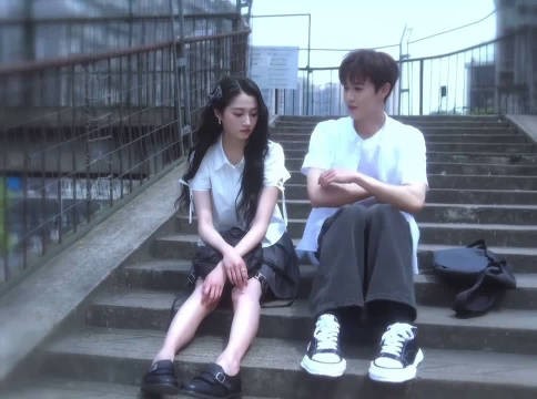 全程翻来覆去就一个动作,偏偏俩人抬头挺胸眼神犀利,自信气场直接盖过所有人