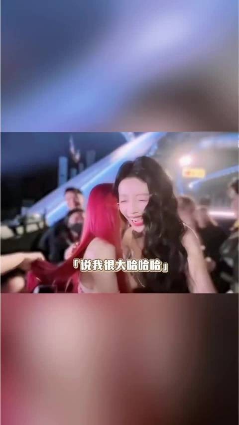 孙怡低头轻声询问的模样,灵动又温柔,一整个氛围感拉满
